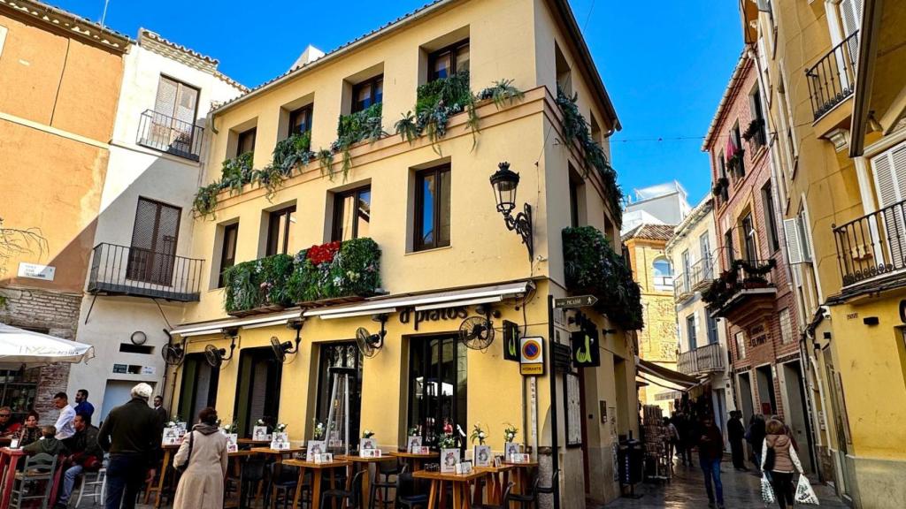 El edificio de D'platos que pasará a ser ahora de la cadena Cañas y Tapas.