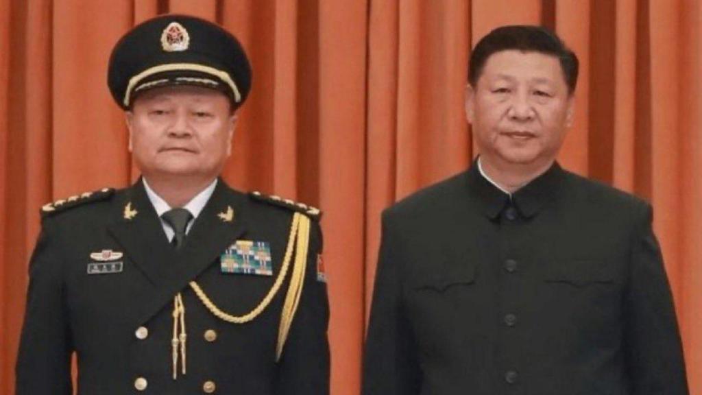 Xi Jinping posa junto con el purgado Zhang Youxia, el vicepresidente de la Comisión Militar Central caído en desgracia.
