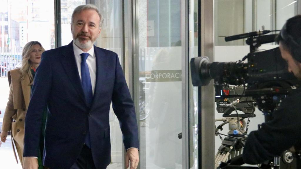 Llegada de Jorge Azcón a la sede de Aragón TV