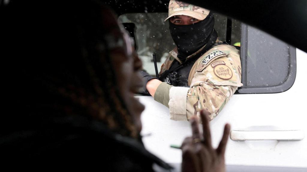 Los enfrentamientos entre agentes y manifestantes han llevado a una oleada de redadas en la ciudad de Mineápolis.