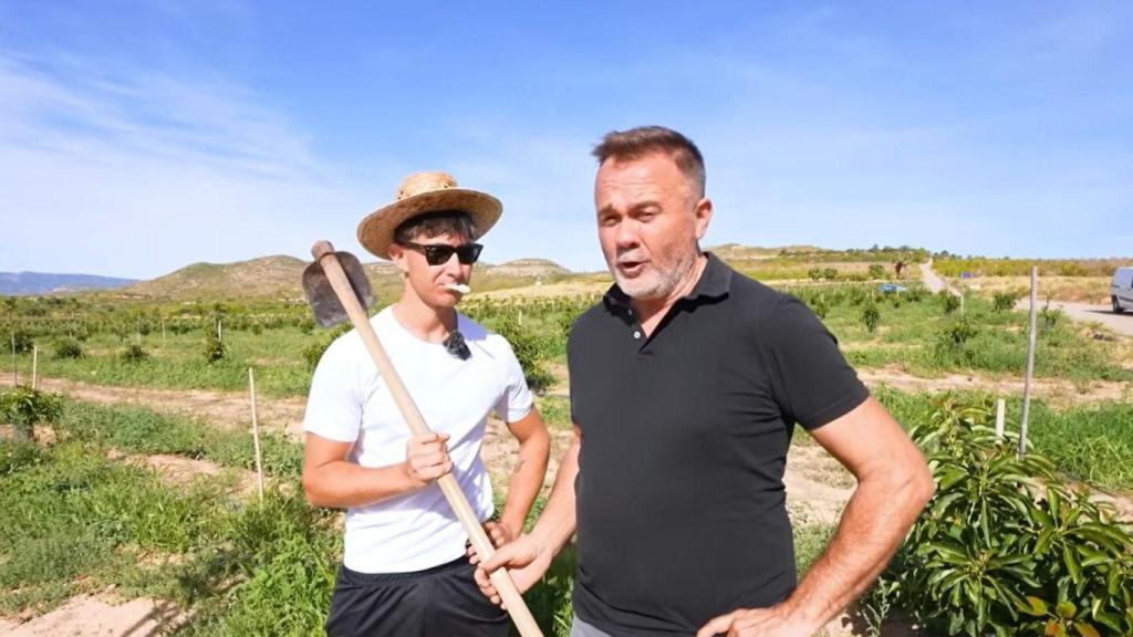 Archie Ted, creador de contenido, y Pascual Cabedo, agricultor.