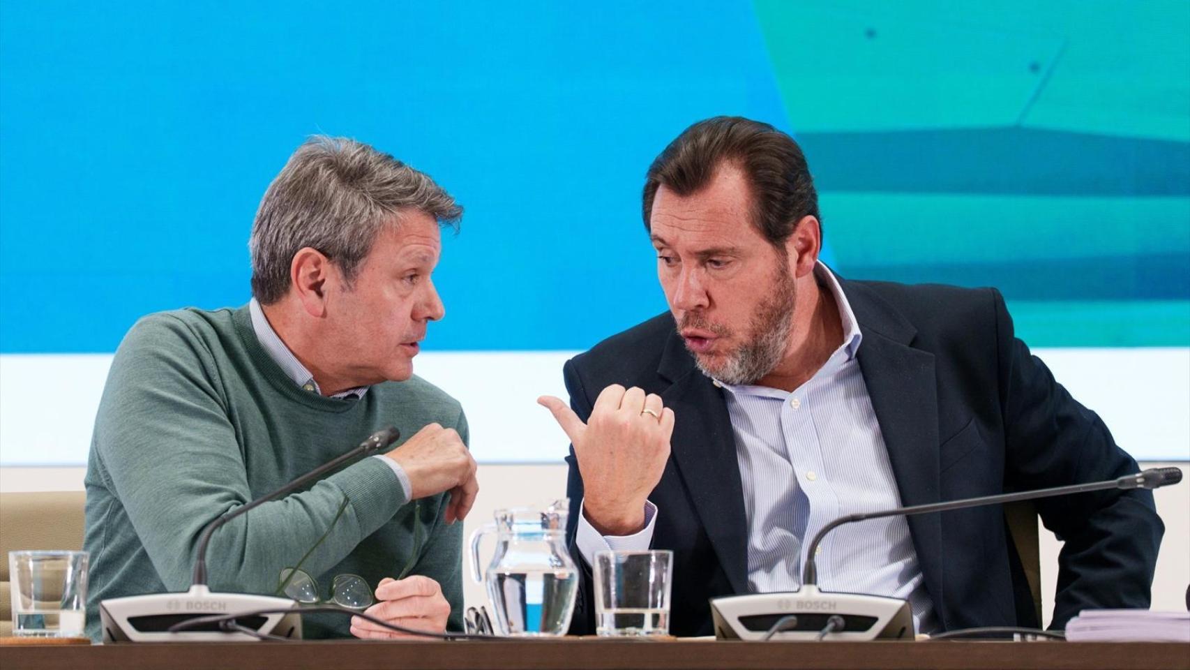 El ministro Óscar Puente, junto al secretario de Estado de Transportes, José Antonio Santano, el viernes pasado en la sede del Ministerio.