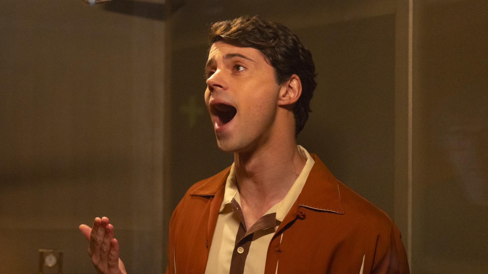 El actor Javier Morgade interpreta a Raphael en 'Aquel', el biopic que Netflix lanzará este año sobre el artista.