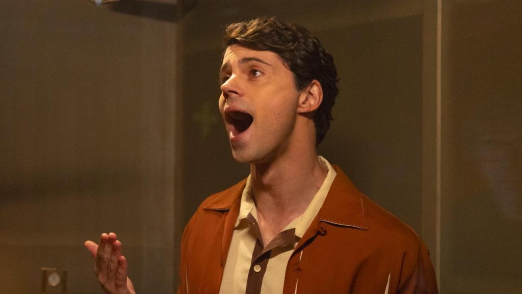 El actor Javier Morgade interpreta a Raphael en 'Aquel', el biopic que Netflix lanzará este año sobre el artista.