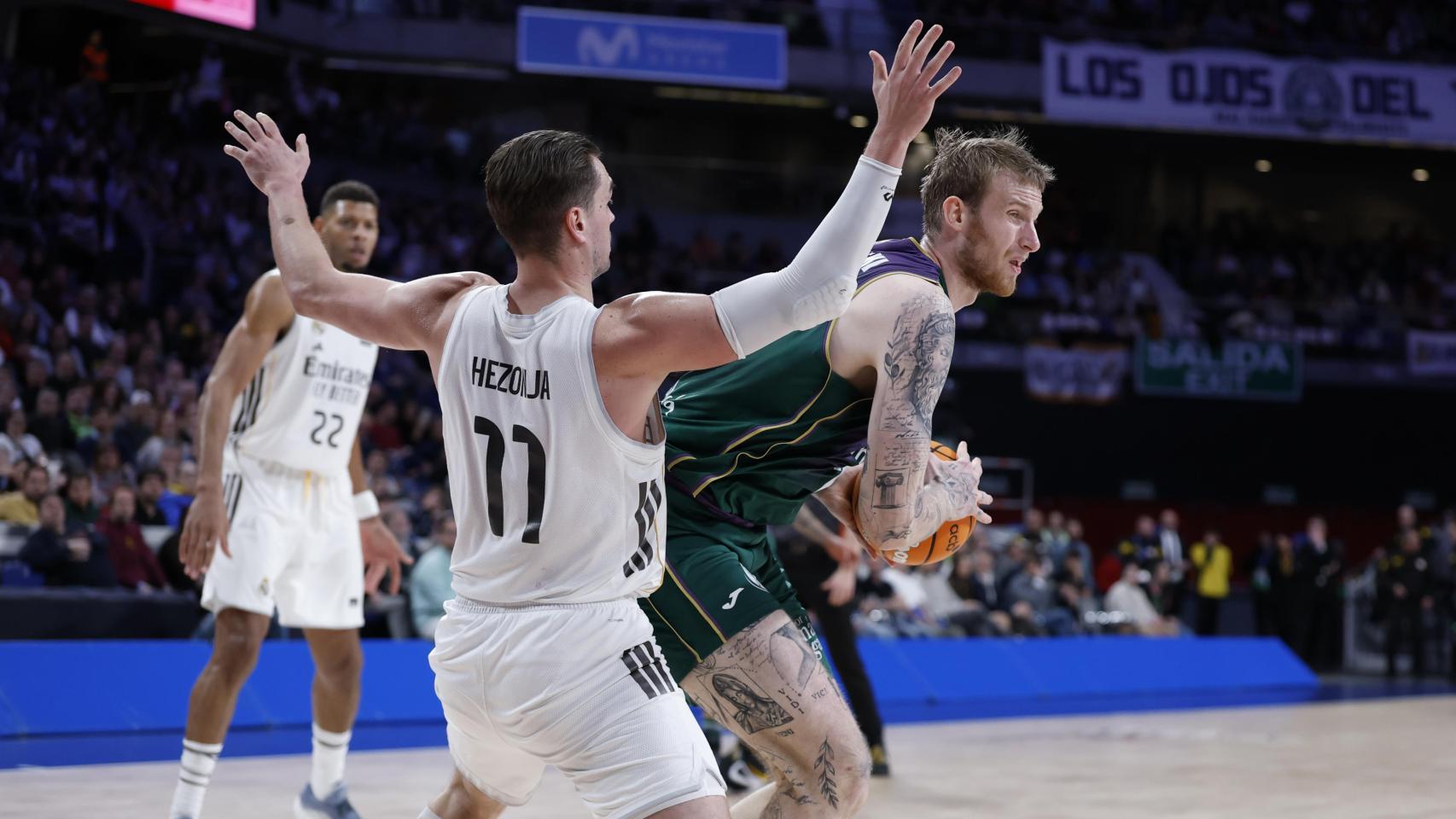 Hezonja y Balcerowski durante un Real Madrid vs. Unicaja de la Liga Endesa.