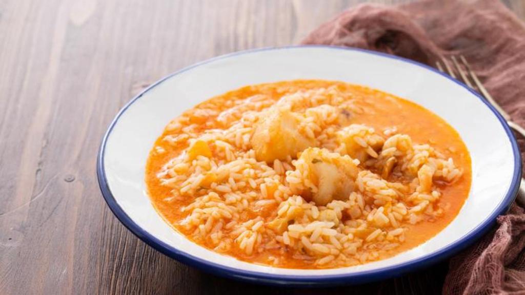 Plato de arroz caldoso con pollo.