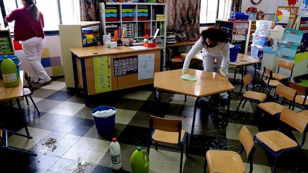 Trabajadoras limpiando un centro educativo.