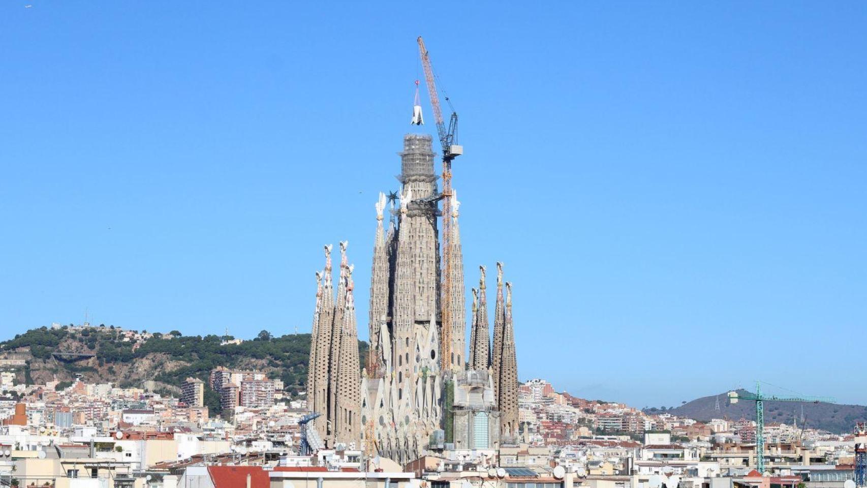 Instalación de los cuatro brazos horizontales en la torre de Jesucristo de la Sagrada Familia.