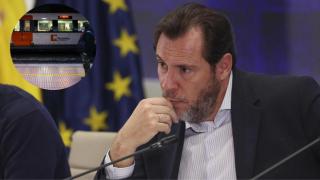 Óscar Puente, ministro de Transportes, y un montaje de un tren de Rodalies.