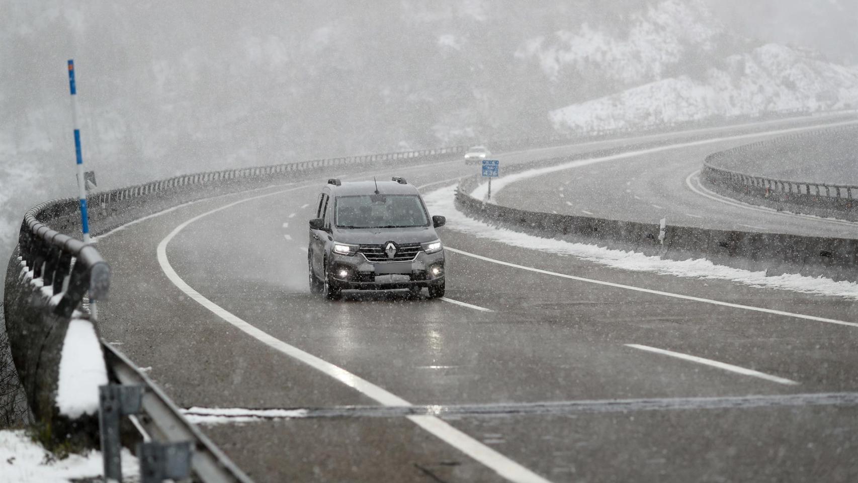Nevada en la Autovía A6, a su paso por el Concello de As Nogais, a 23 de enero de 2026, en Lugo, Galicia (España).