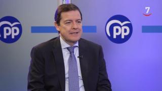 El presidente de la Junta y del PP de Castilla y León, Alfonso Fernández Mañueco, durante la entrevista de este lunes en el programa 'Cuestión de prioridades' de Castilla y León Televisión