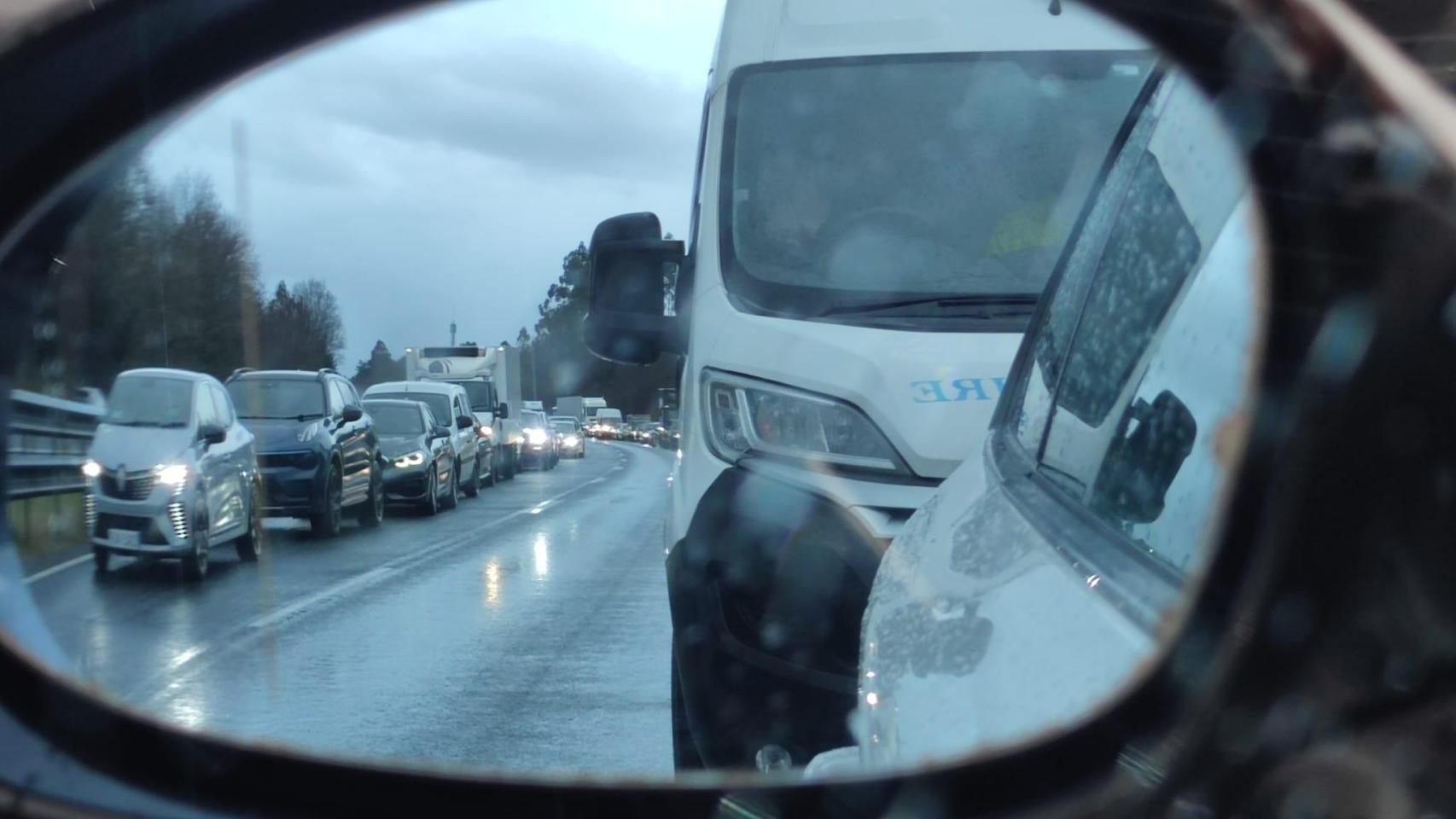 Al menos 12 vehículos implicados en un accidente múltiple en la AP-9 a su paso por Oroso (A Coruña)