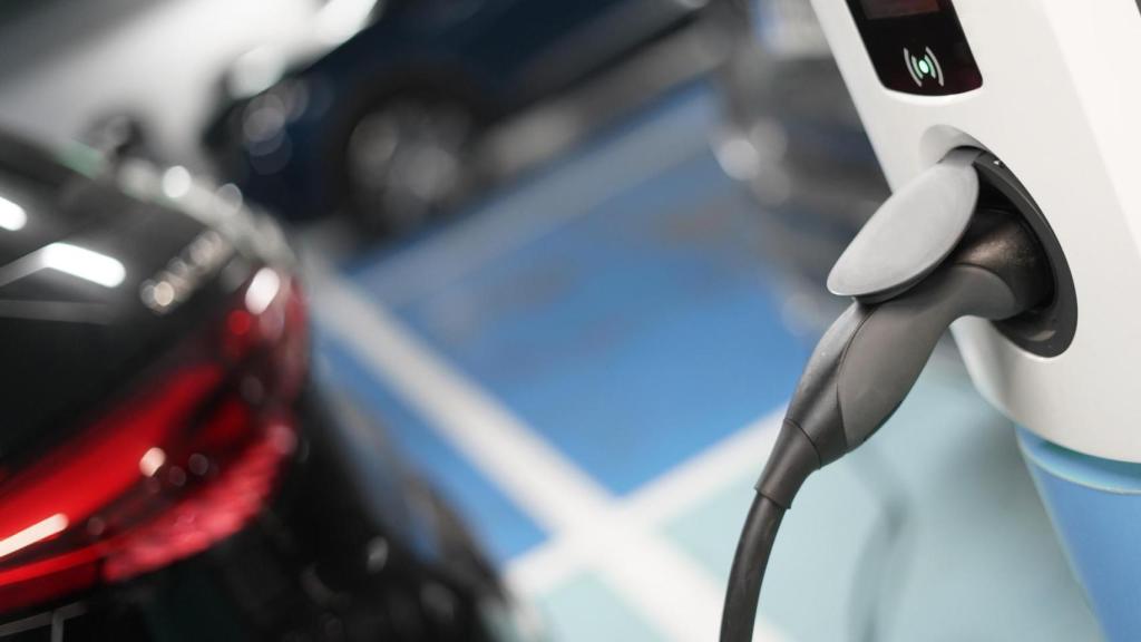 Punto de carga de un vehículo eléctrico