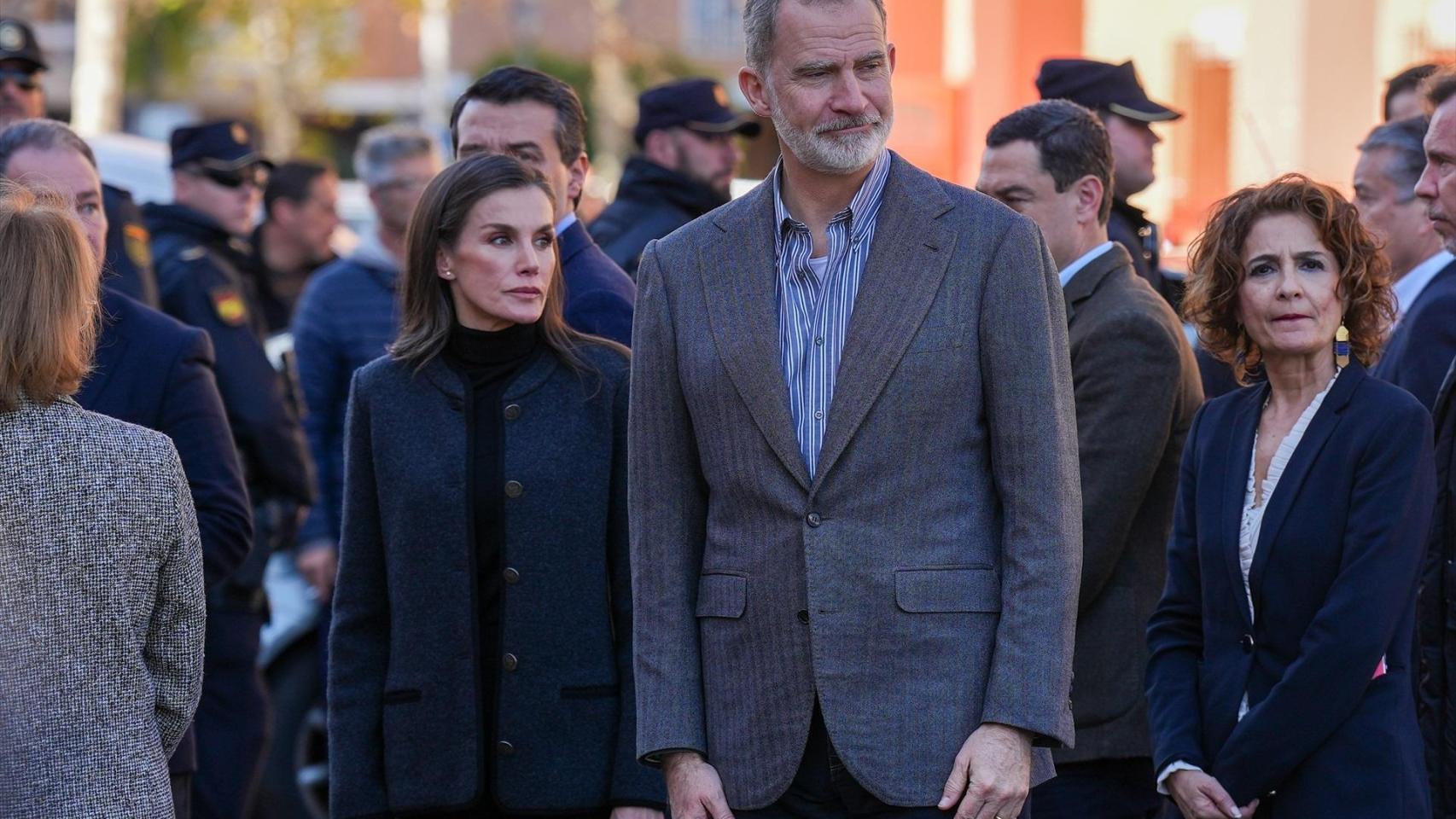 Sus Majestades los Reyes de España junto a la ministra María Jesús Montero.