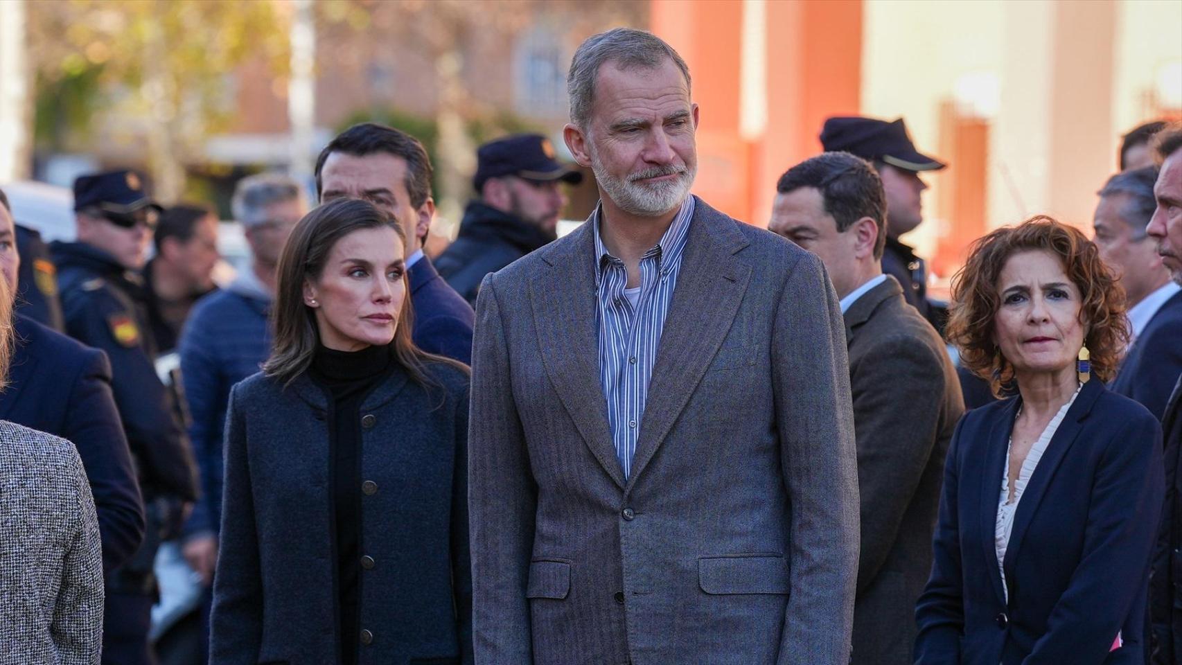 Sus Majestades los Reyes de España junto a la ministra María Jesús Montero.
