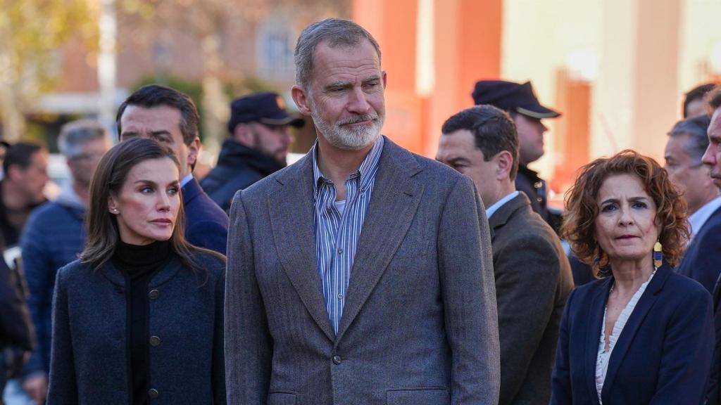 Sus Majestades los Reyes de España junto a la ministra María Jesús Montero.