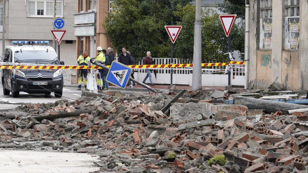 Zona acordonada tras la caída del edificio en el centro de Ponferrada
