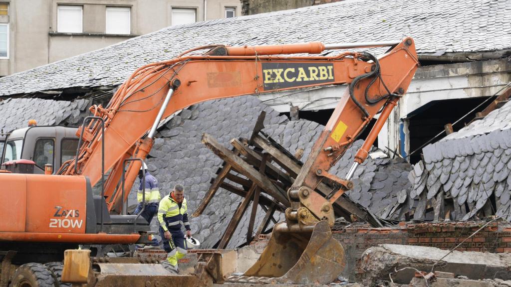 Labores de retirada de escombros con maquinaria pesada