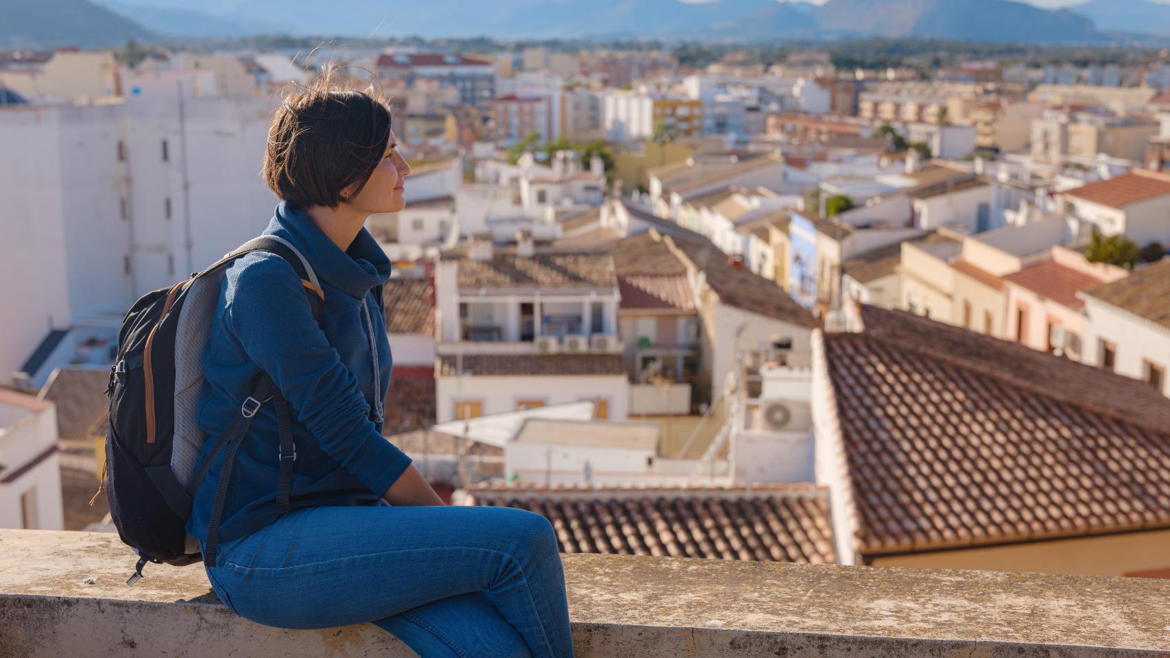 Una mujer apreciando las vistas de Denia.