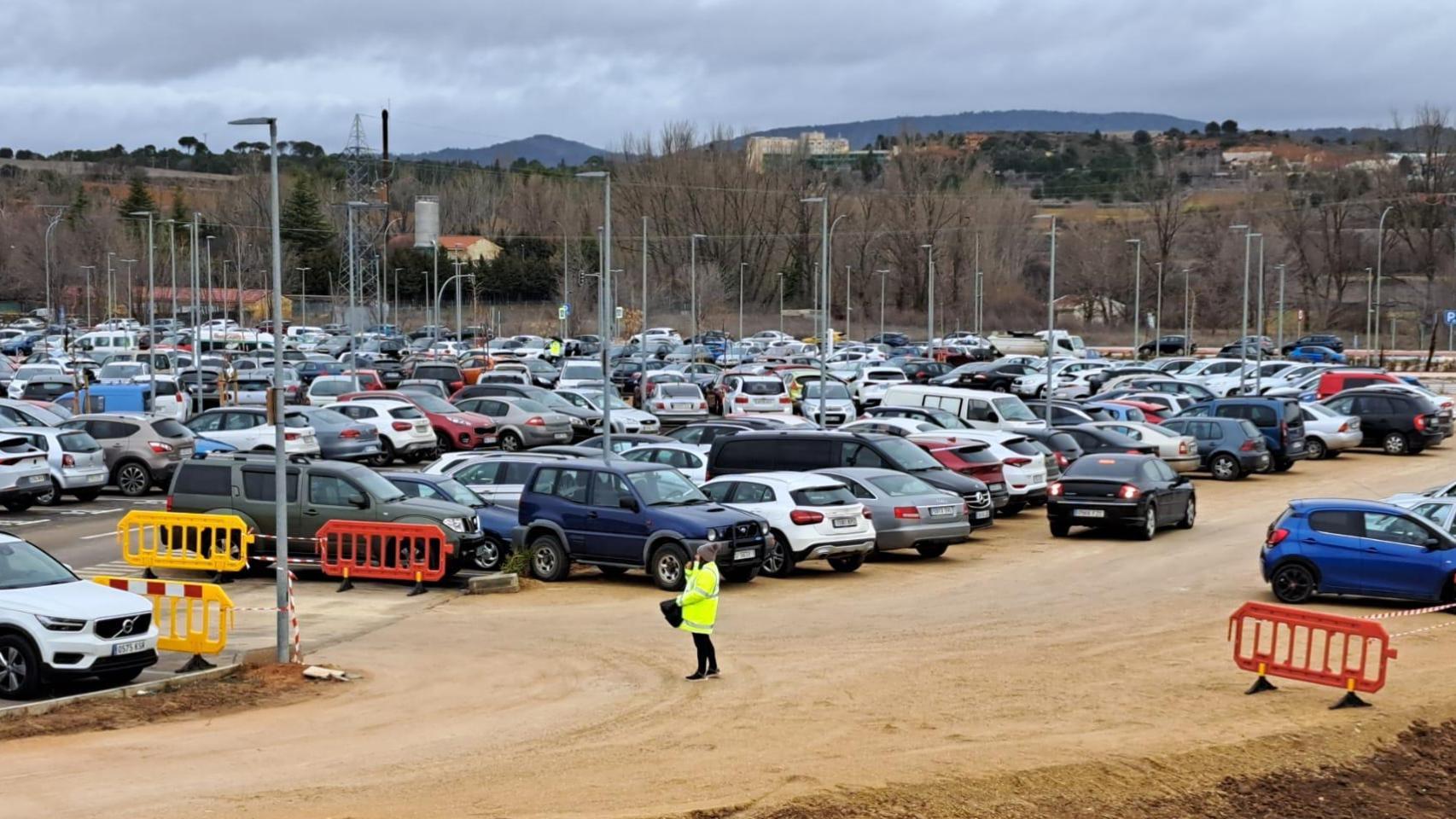 Un celador del Hospital de Cuenca en la explanada que se utiliza como aparcamiento.