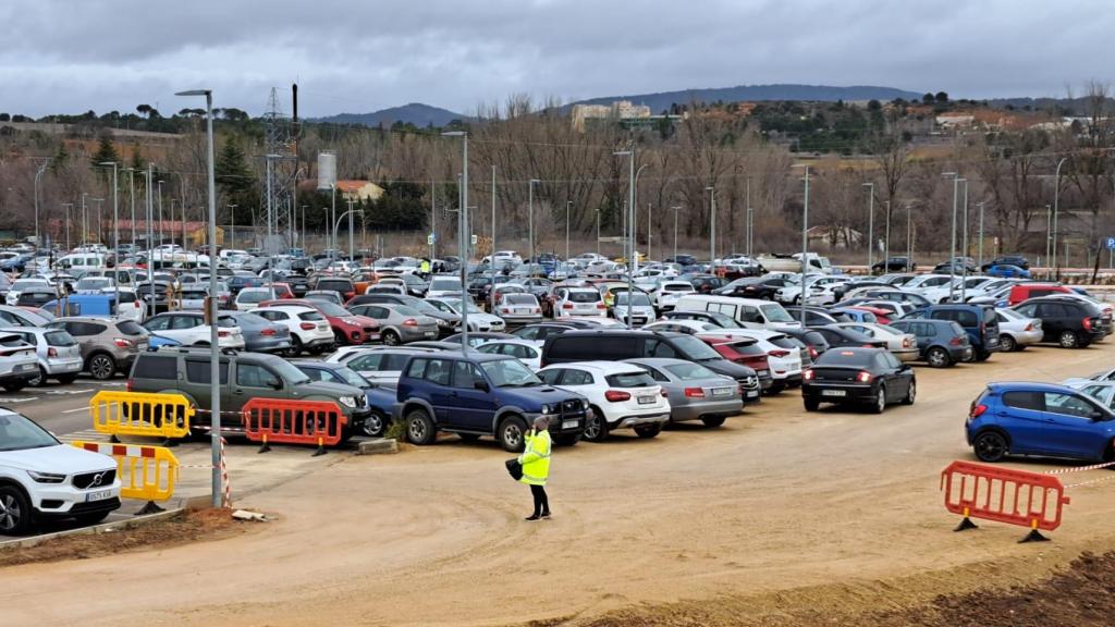 Un celador del Hospital de Cuenca en la explanada que se utiliza como aparcamiento.