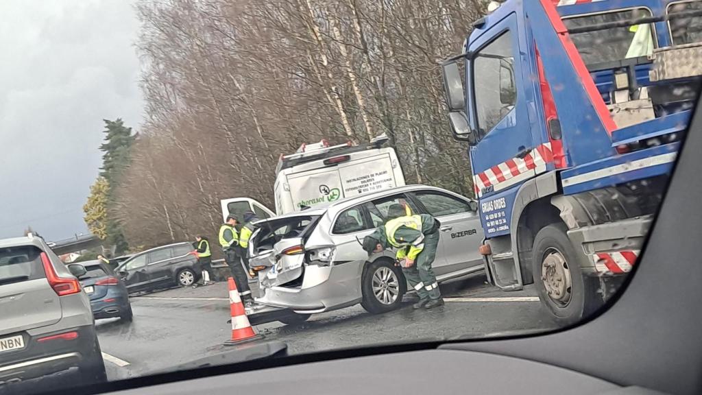 Colapso en la AP-9 entre A Coruña y Santiago por un accidente múltiple con al menos 12 vehículos implicados