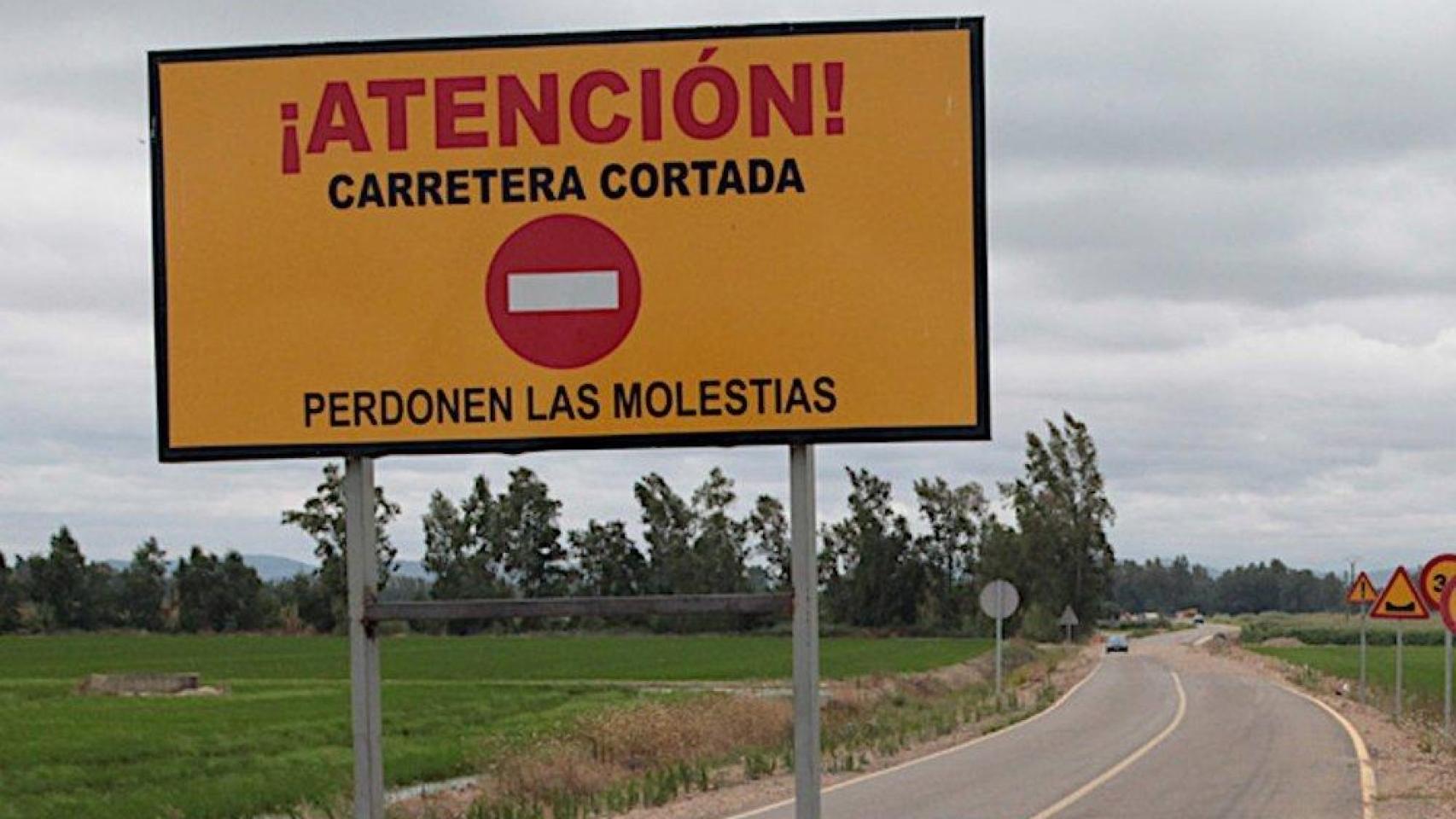 Imagen de archivo de una carretera cortada.