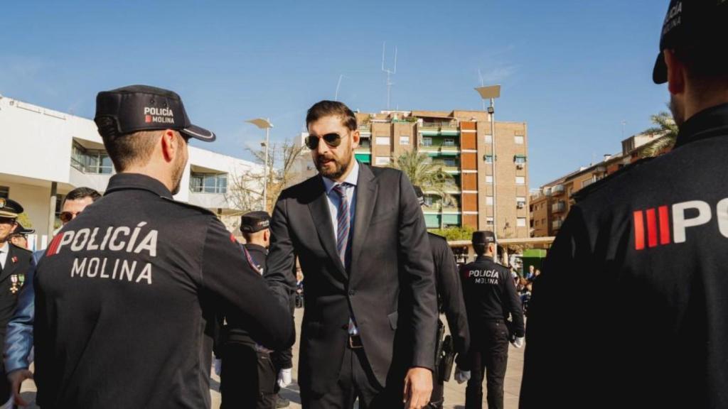 José Ángel Antelo, presidente de Vox en la Región de Murcia, en una imagen difundida por su partido en agosto de 2024, con policías locales de Molina de Segura.