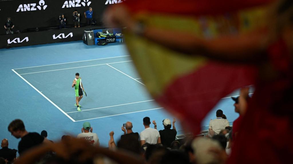 Carlos Alcaraz, en la pista del Open de Australia, a través de una bandera de España
