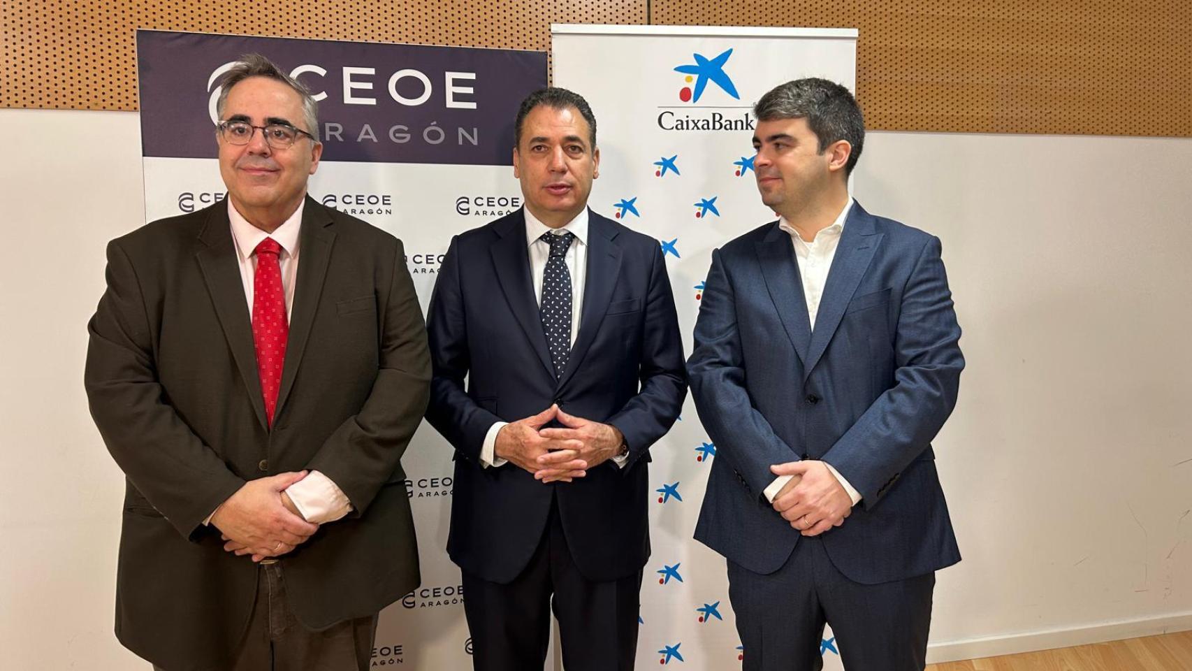 El director general del Instituto de Estudios Económicos (IEE), Gregorio Izquierdo; el presidente de CEOE Aragón, Benito Tesier; y el economista de la Dirección de Planificación Estratégica y Estudios de CaixaBank Research, Luis Pinheiro.