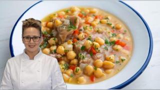 Isabel junto a un plato de garbanzos.