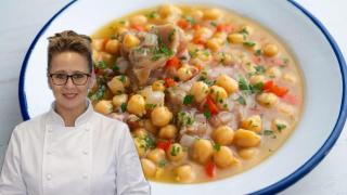 Isabel junto a un plato de garbanzos.
