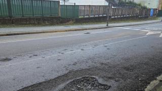 Los populares de Santiago denuncia el deterioro del asfaltado en la Avenida Burgo das Nacións