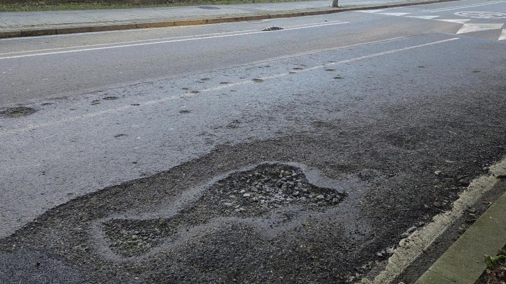 Los populares de Santiago denuncia el deterioro del asfaltado en la Avenida Burgo das Nacións