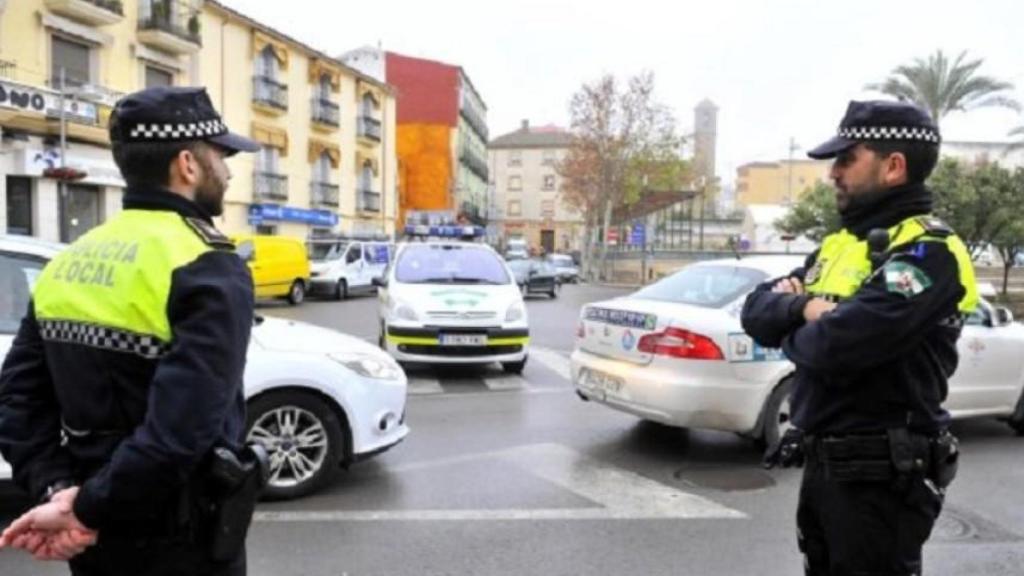 Un pareja de policías locales en una localidad de Andalucía.