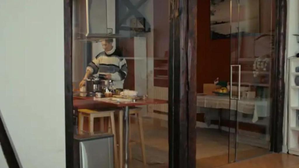 Alba Flores en la cocina de su casa