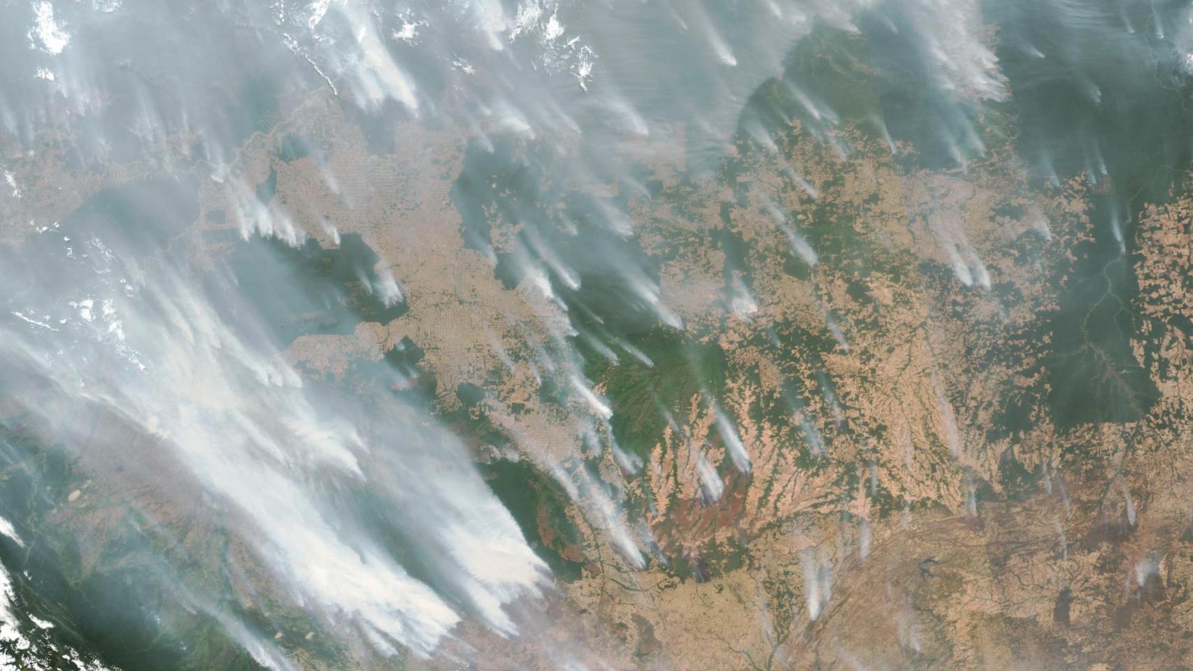 Imágenes satélite que capturan el 'viaje' del humo.