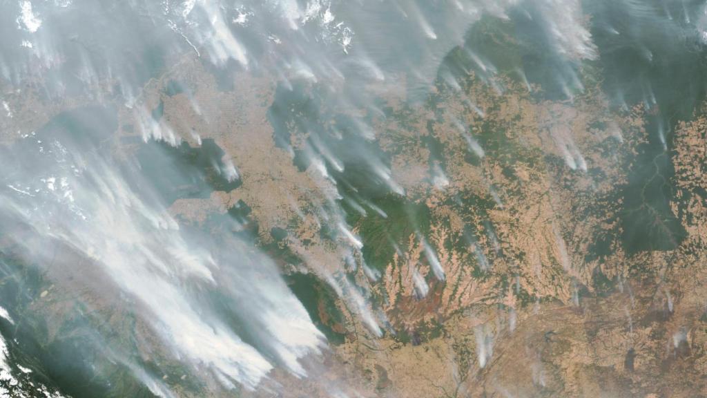 Imágenes satélite que capturan el 'viaje' del humo.