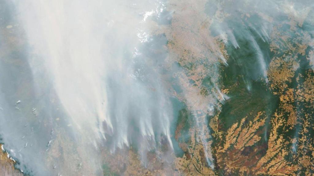 Imágenes satélite que capturan el 'viaje' del humo.