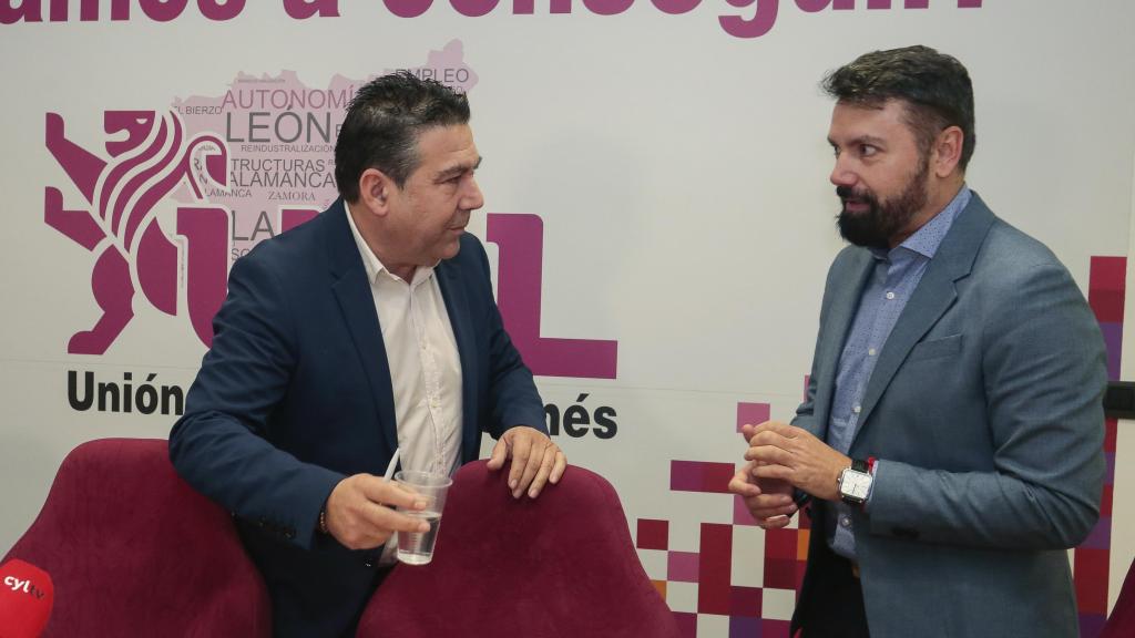 El vicesecretario general de la Unión del Pueblo Leonés (UPL), Luis Mariano Santos, y el exprocurador y exdirigente del partido en El Bierzo, José Ramón García, en una imagen de archivo