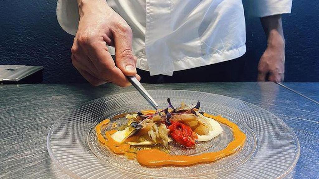 Rubén, cocinero, sirve los platos con Estrella Michelin más baratos de la Comunitat.