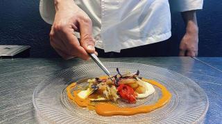 Rubén, cocinero, sirve los platos con Estrella Michelin más baratos de la Comunitat.