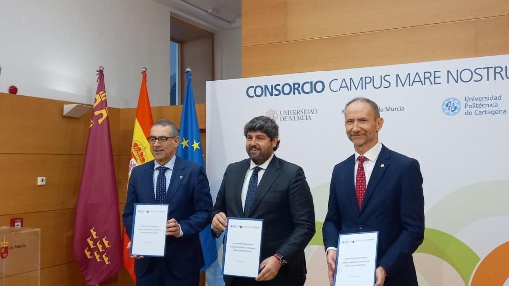 López Miras junto a los rectores de UMU y UPCT tras la firma del Consorcio Campus Mare Nostrum