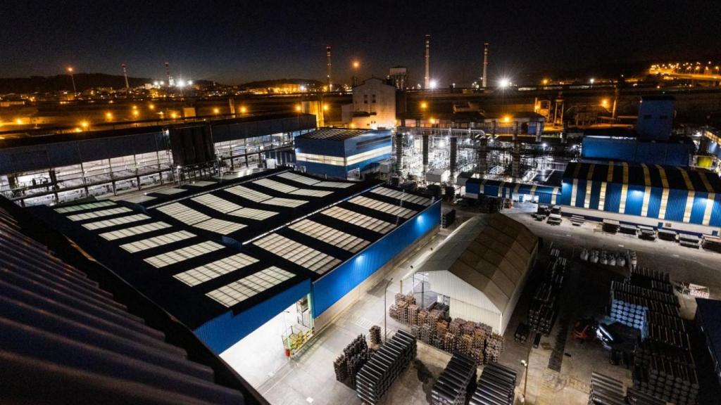 Panorámica nocturna de las instalaciones de Resonac en A Coruña.