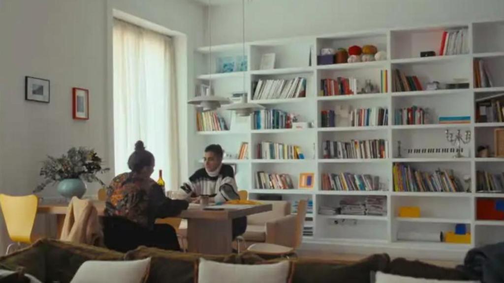 Alba Flores junto a la directora Carla Simón en el programa 'Lo de Évole'