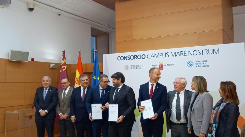 los rectores de la UPCT y UMU, Mathieu Kessler y José Luján Alcaraz, junto al presidente regional Fernando López Miras,