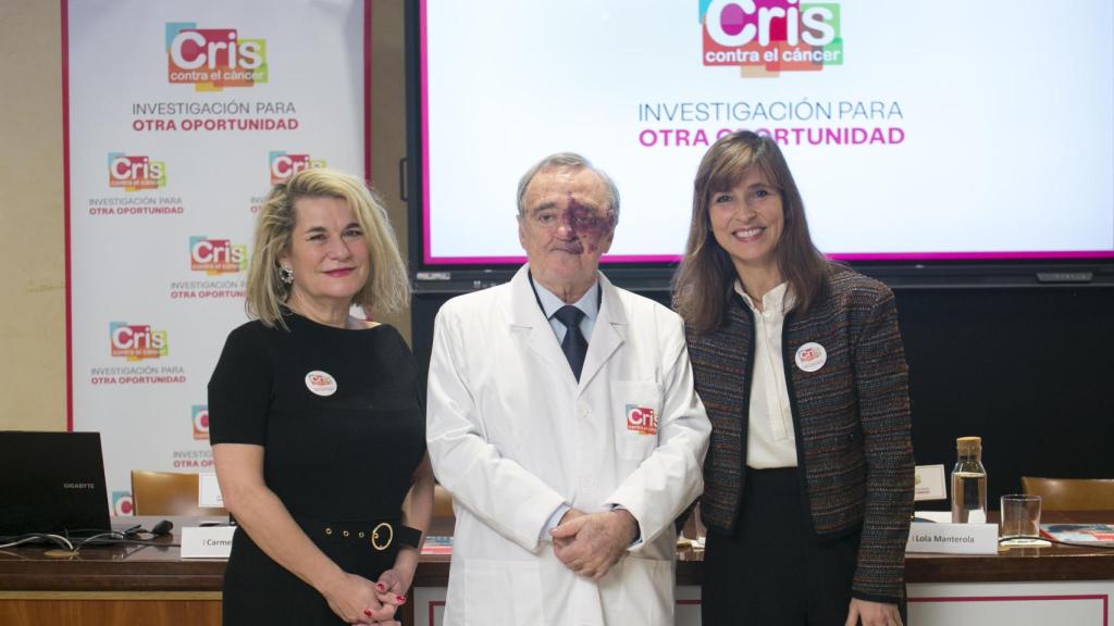 Cristina Domínguez, paciente; doctor Mariano Barbacid y Lola Manterola, presidenta de CRIS Contra el Cáncer