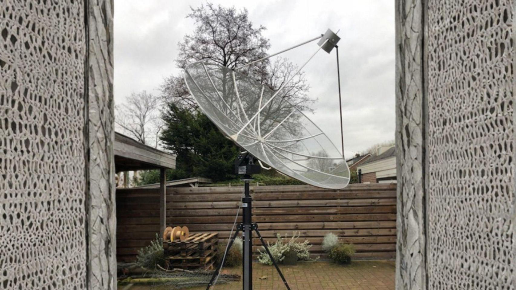 La compañía participará con su propia tecnología y con una antena de 2,4 diámetros que trabaja en la banda S y que se instalará en el tejado de la Escuela Técnica Superior de Ingeniería de Telecomunicación de la Universidad de Sevilla.
