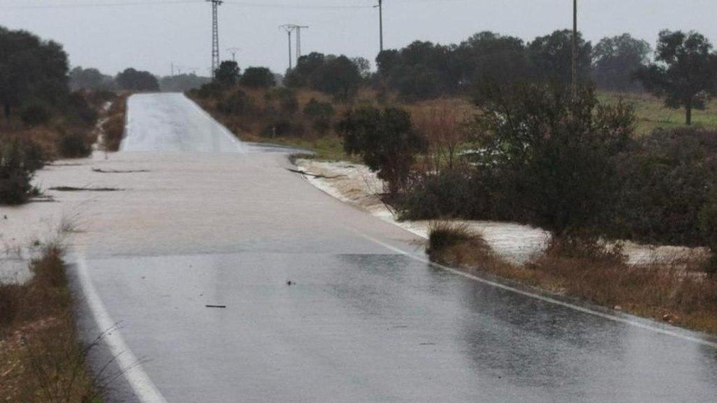 Imagen de una de las carreteras inundadas en Agudo.