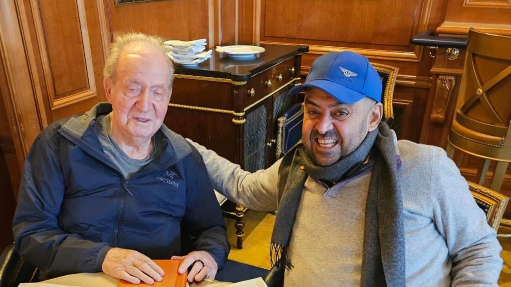El rey emérito Juan Carlos y Al-Bader Al-Sabah, presidente de la Federación Acuática Asiática, en una imagen de sus redes sociales.